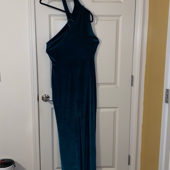 PrettyLittleThing women’s size 10 green velvet maxi dress back split - Picture 1 of 1